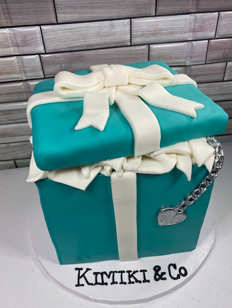 Holly Gift Box Cake | The Cake Blog